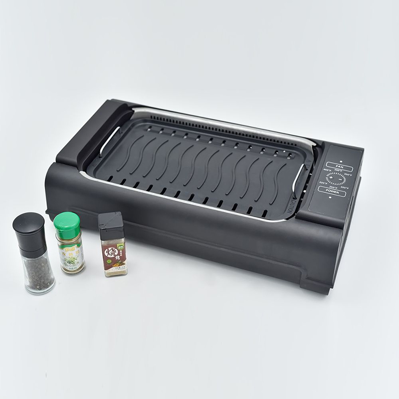 How evenly does the smokeless grill distribute heat across the cooking surface?